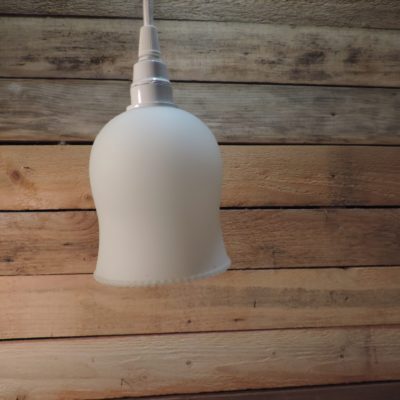 Luminaire  Opaline au bord Dentelle