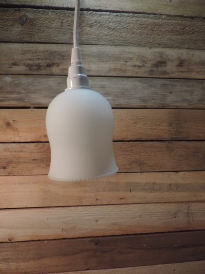 luminaire opaline au bord dentelle