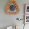 miroir triangle en raphia et rotin
