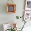 miroir et panier en rotin