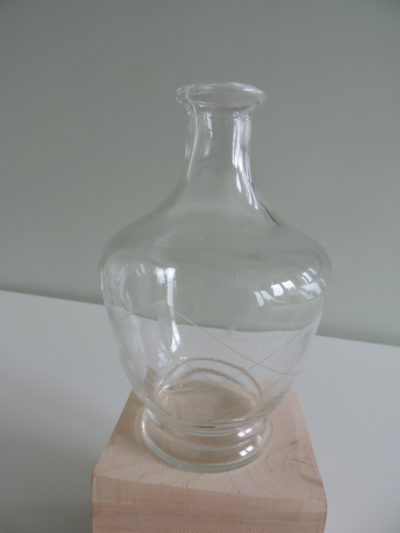 Petit vase boule en verre gravé