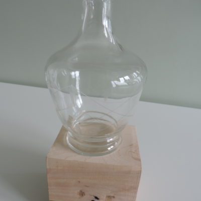 Petit vase boule en verre gravé