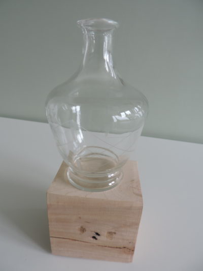 - Petit vase boule en verre gravé