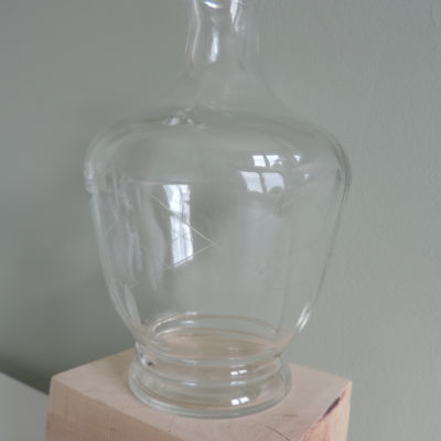 Petit vase boule en verre gravé