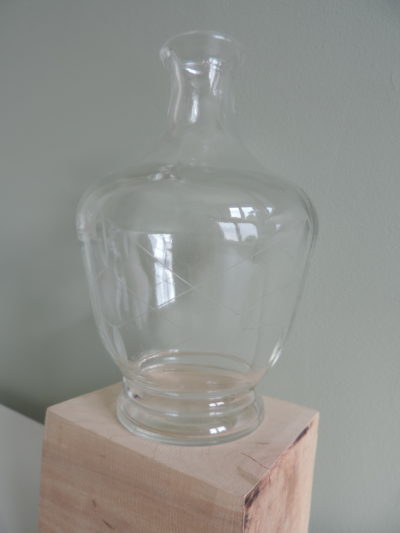 - Petit vase boule en verre gravé